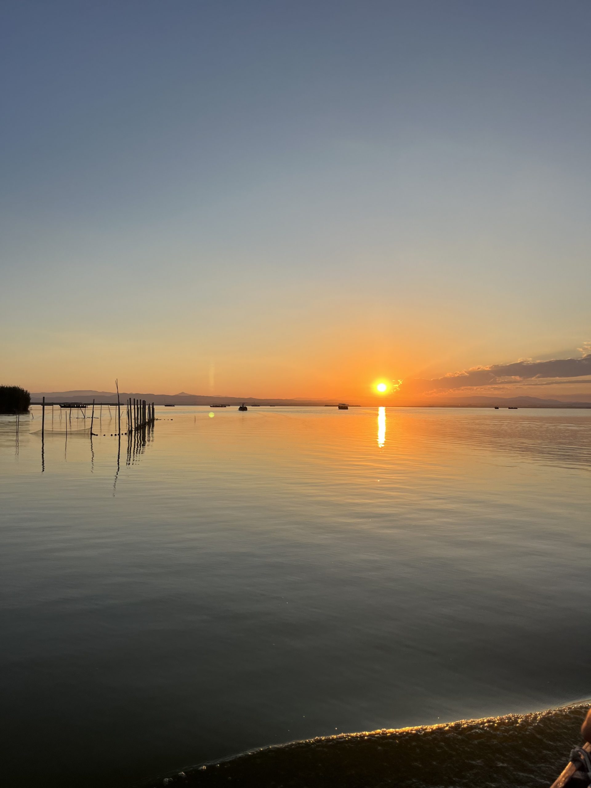 Puesta de sol en la Albufera vista desde una barca en El Palmar