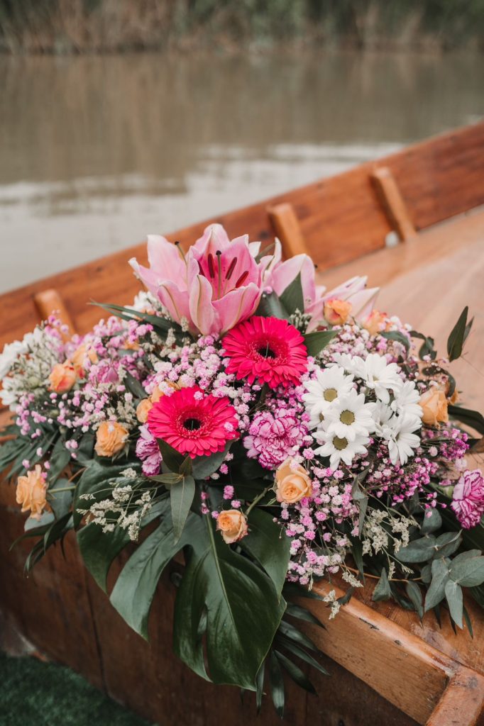 Decoración floral en una barca para paseo romántico en la Albufera de Valencia