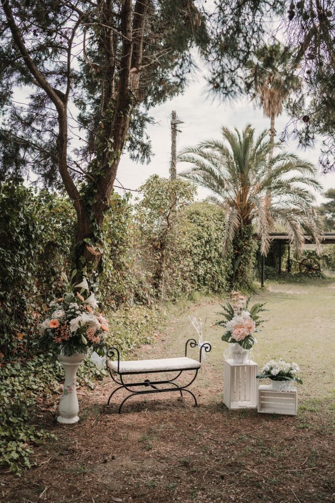 Jardín decorado de Les Barraques en El Palmar, rodeado de vegetación