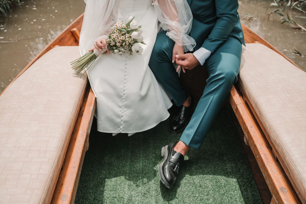 Sesión de fotos de boda en barca en la Albufera de Valencia