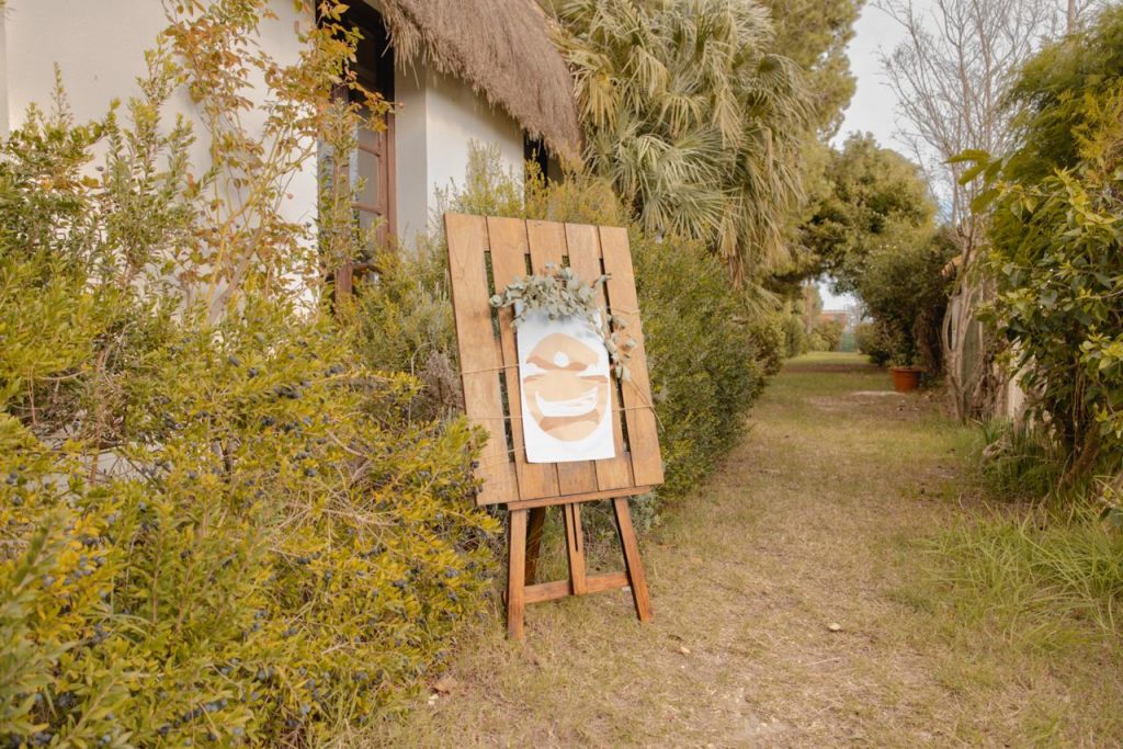 Cartel decorativo en el jardín de una barraca valenciana en Jardin Les Barraques, Albufera de Valencia