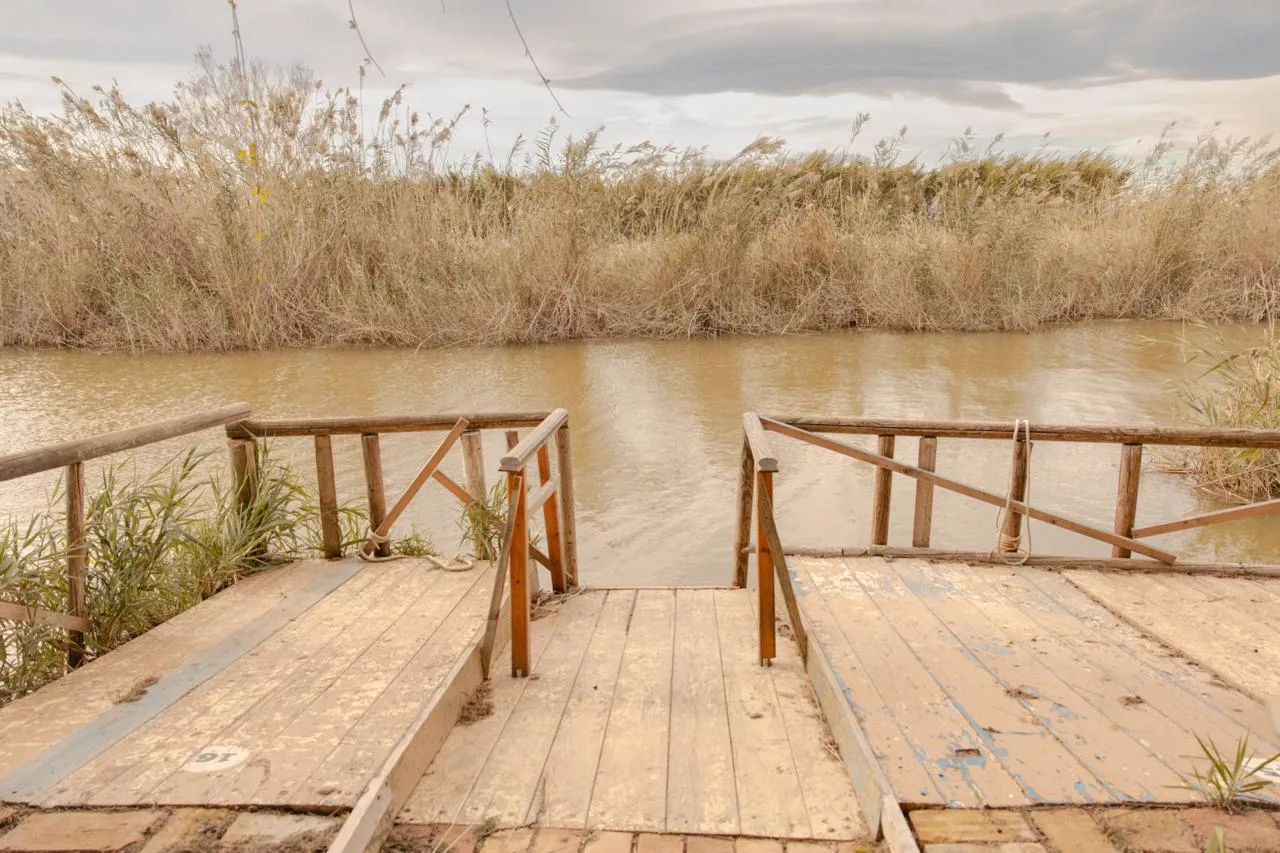 Embarcadero tradicional en la Albufera de Valencia en Jardin Les Barraques
