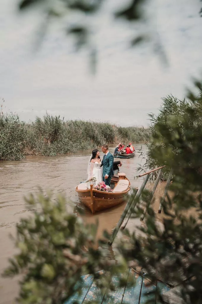 Pareja en sesión de fotos de boda en barca en la Albufera de Valencia