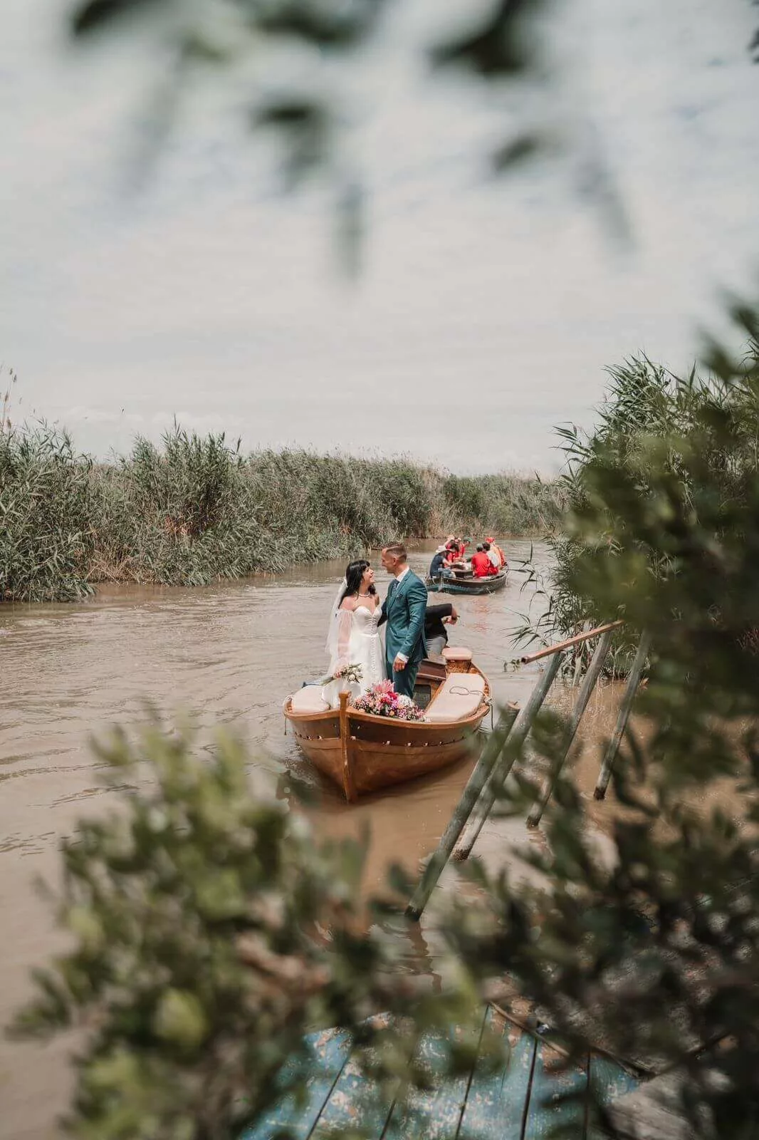 Pareja en sesión de fotos de boda en barca en la Albufera de Valencia
